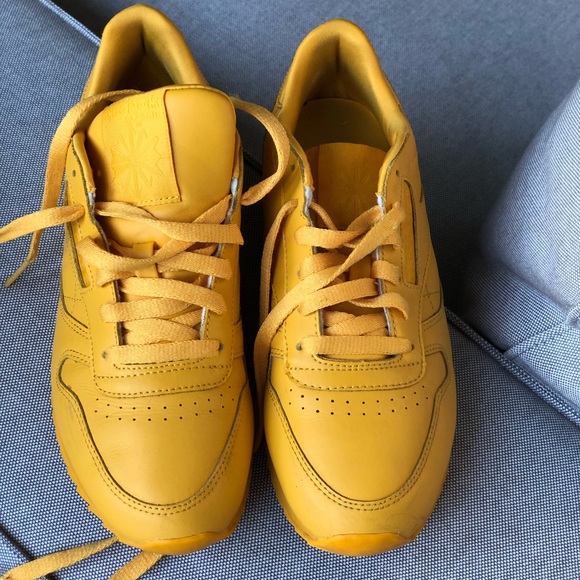 Amazing ✨REEBOK Classic bright yellow sneakers | dead stock - Picture 2 of 3
